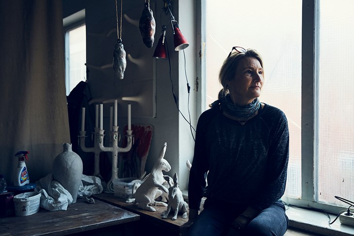 Ingrid Hernvall, som lurades på nästan tre miljoner kronor, har inte gett upp hoppet.