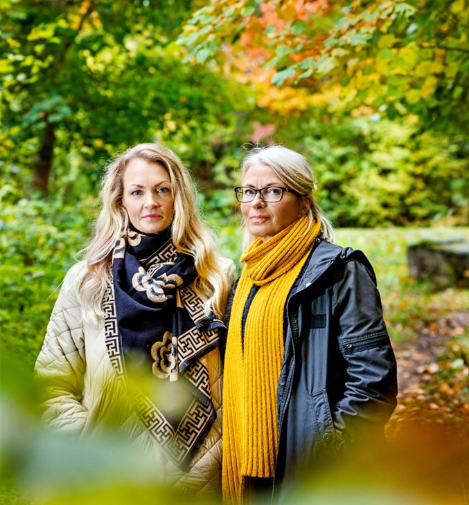 Madeleine Larsson (t v) och Helen Forsberg företräder begravningsbyråer i Västsverige och vill se nya miljövänliga begravningsmetoder införas. Den tyska återjordningsmodellen går att anpassa till svenska förutsättningar, menar de.