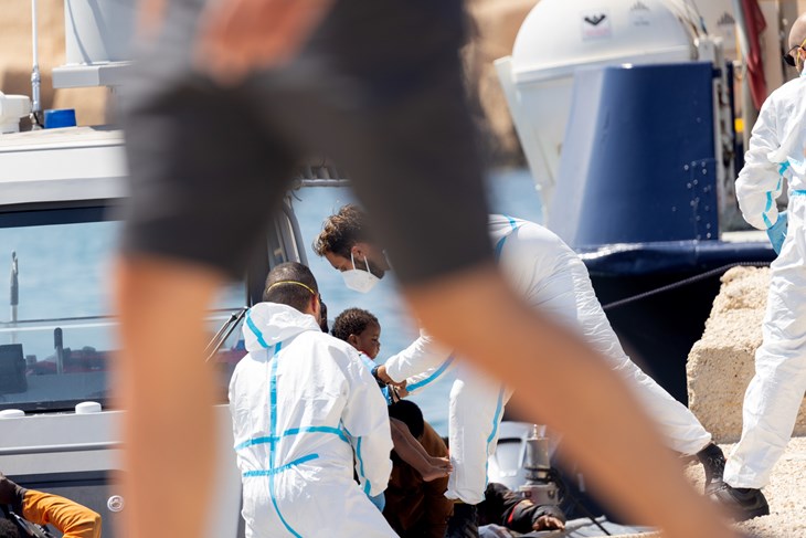 Lampedusa, 18 juni 2023, kl 16:14 En grupp migranter förs i land på Lampedusa. Under de sista dagarna i juni anländer mellan 1  000 och 2  000 migranter dagligen till ön.