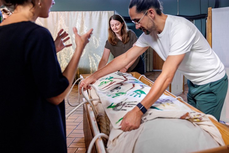 Pablo Metz och kollegan Olga Perov förevisar återjordningsprocessen som den går till i Mölln, där Meine Erde har ett av sina två Alvarium. Intressenter kommer från när och fjärran. Ovan en delegation från USA och Tjeckien.