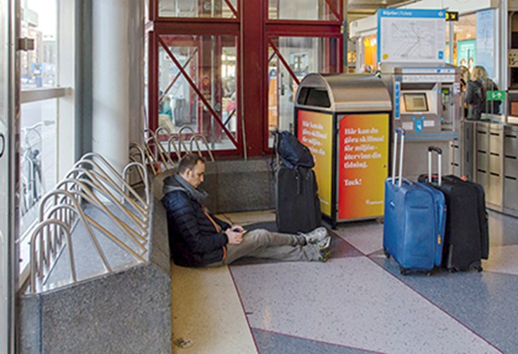 Förr kunde man sitta och vila på stenmuren på Stockholms Centralstation. Nu finns designade metallrör som ska få folk att stå i stället för att sitta.