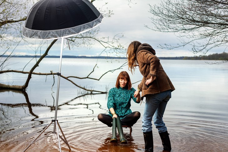 Reporter Sandra Pandevski hjälper Lina Wolff att komma på fötter igen.